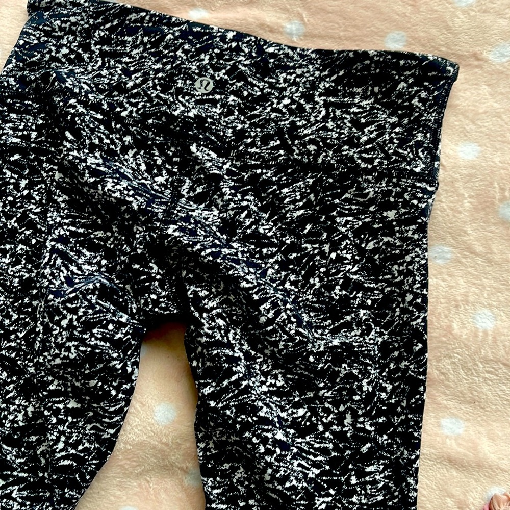 Black and white lululemon leggings perfect for the gym very comfortable ♥️